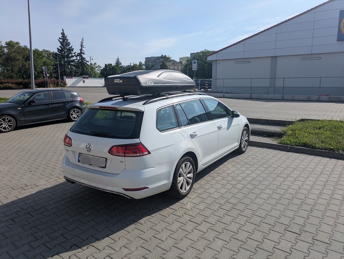 Belki Aguri Prestige S5 na relingach poręczowych Volkswagena Golfa Variant
